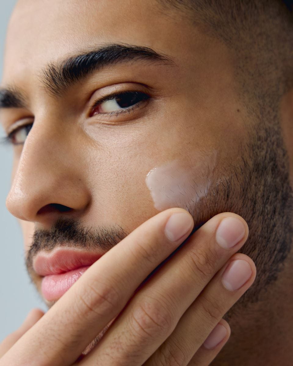 Junger Mann trägt Nivea-Waschgel auf sein Gesicht auf