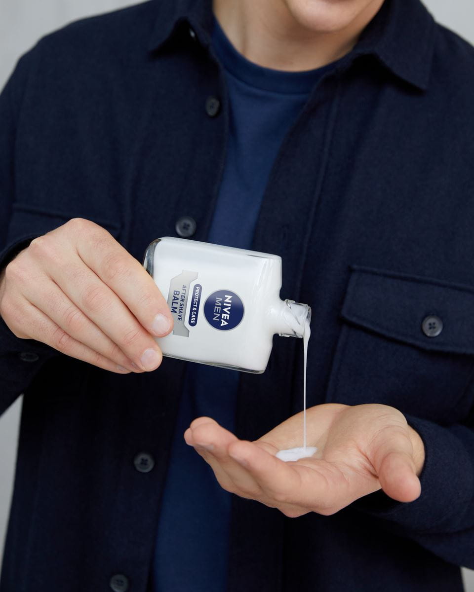 Mann, der den NIVEA MEN Sensitive Post-Shave-Balsam verwendet